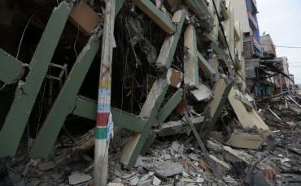 Több mint 230 halálos áldozatot követelt az ecuadori földrengés