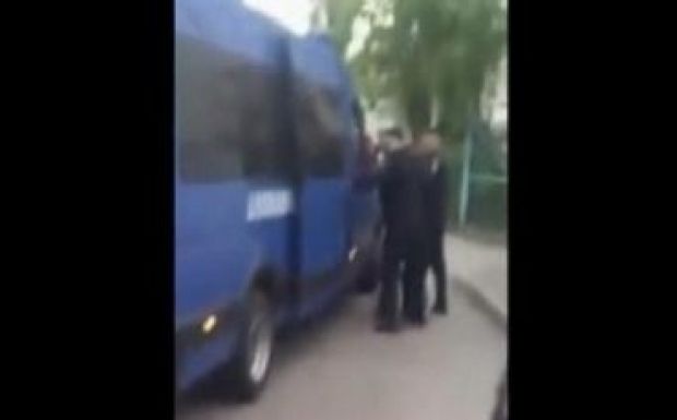 Tizenegy éves kislányt tuszkoltak be a rendőrautóba Brăilán