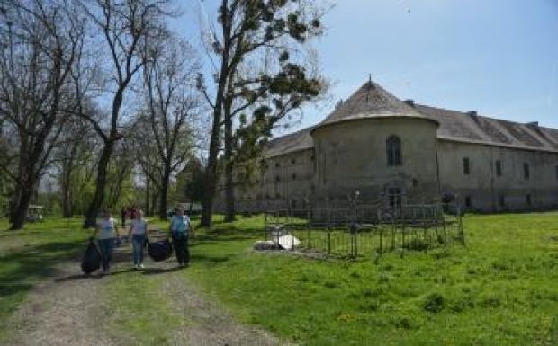 Tavaszi nagytakarítás a gyalui kastélykertben