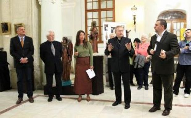 A művész, aki tűzzel és lánggal formálja munkáit