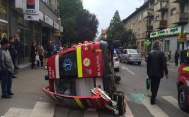 Felborult egy SMURD-autó Arad központjában