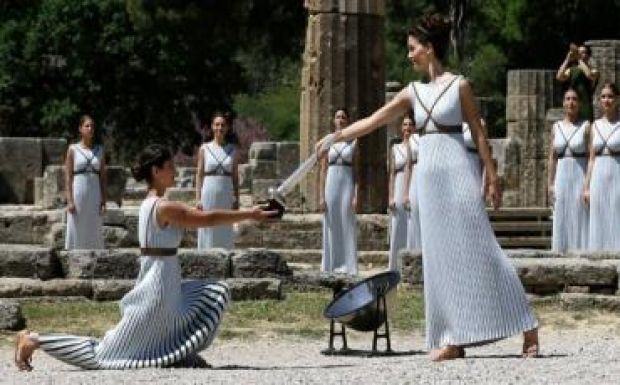 Meggyújtották az augusztusi riói olimpia lángját Olümpiában