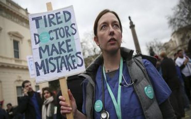 A sürgősségen és a szülészeten is sztrájkolnak az angol orvosok