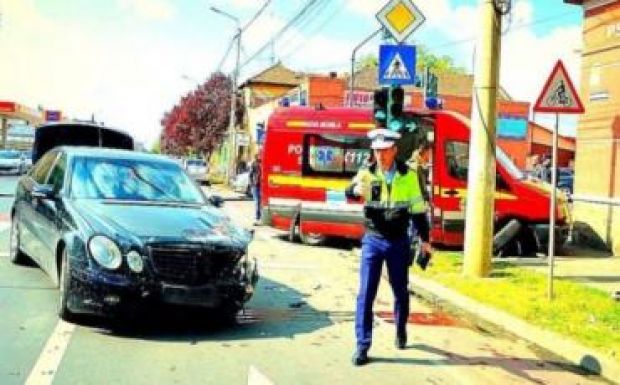 Mentőautó balesetezett Aradon