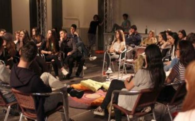 KISEBBSÉGBEN: Több budapesti helyszínen tart előadást az Osonó 