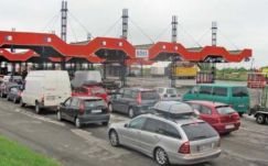 Négy órát kell várni Ártándnál a Romániába való átkelésre