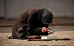 Háromszéken csalással vádolnak egy idős koldus asszonyt