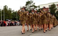 Tudomásul vette a védelmi minisztérium a nők diszkriminációjáért kapott büntetést