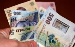 A közalkalmazottak több mint felének emelik a bérét augusztus elsejétől