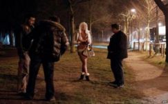 Franciaország ezentúl bünteti a prostituáltakhoz fordulókat