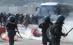 Több ezer tüntető csapott össze a rendőrökkel Nápolyban