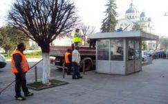 Összeszedik az üres újságosbódékat Marosvásárhelyen