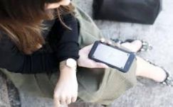 A szorongó kötődésű fiatalok jobban ragaszkodnak mobiljukhoz