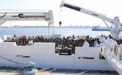 Közel kétezer migránst mentettek ki a tengerből Szicíliánál