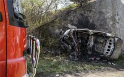 Brutális karambol Magyarországon: Lezuhant a hídról és szénné égett egy autó