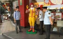 Rendőrök vitték el Kínában a McDonald's szobrát