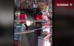 Sajátosan porciózzák a csirkecombot egy craiovai húsüzletben