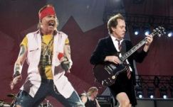 Axl Rose lép az AC/DC énekese helyére