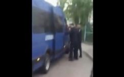 Tizenegy éves kislányt tuszkoltak be a rendőrautóba Brăilán