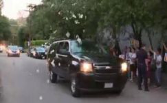 Egydollárosokkal dobálták meg Hillary Clinton autóját