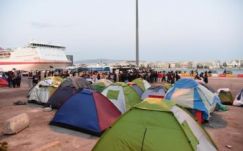 Eltüntetik a menekültek sátortáborát a turisták útjából