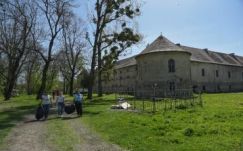 Tavaszi nagytakarítás a gyalui kastélykertben