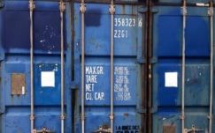 Migránsokat találtak egy teherhajó konténerében Franciaországban