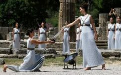 Meggyújtották az augusztusi riói olimpia lángját Olümpiában