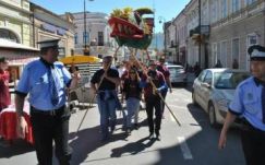 Megsétáltatták a vesztes sárkány fejét a Szent György Napokon