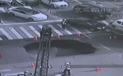 Hős lett a tömegbalesetet megelőző kínai rendőr