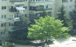 Így jutott fel egy kanapé a tömbház harmadik emeleti lakásába