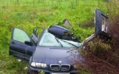 A BMW összetört, a három utasa közül egy nem élte túl a balesetet