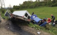 Tragédia egy erdélyi megyében: kisbuszba rohant a személyautó