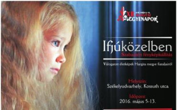 Ifjúközelben: szabadtéri fényképkiállítás Székelyudvarhelyen