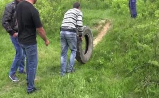 Tragédiát okozott egy elszabadult gumiabroncs Brassó megyében