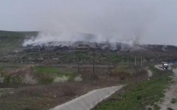 Közel egy hónapja mérgezi a kolozsváriakat az égő szeméttelep