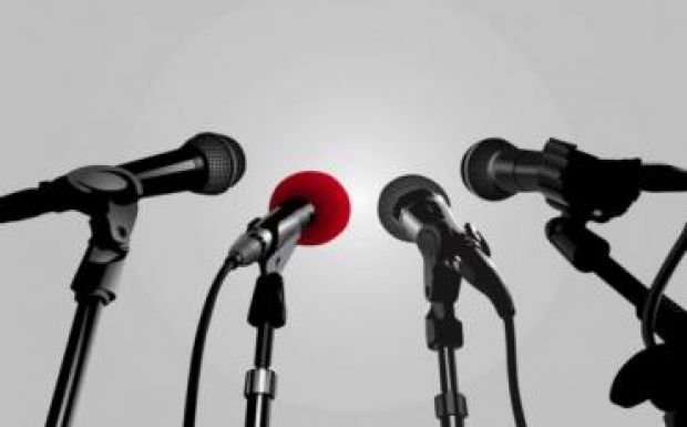 Gazdaságilag romokban van, politikailag kiszolgáltatott a romániai sajtó