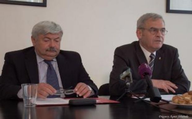 Tőkés az elkobzott ingatlanok visszaadásának meggyorsítását kéri Johannistól