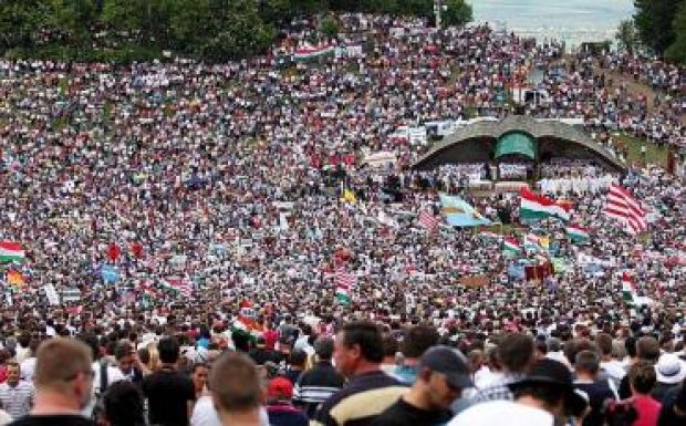 Muszlim önkéntesek segítenek a csíksomlyói búcsú előkészületeiben