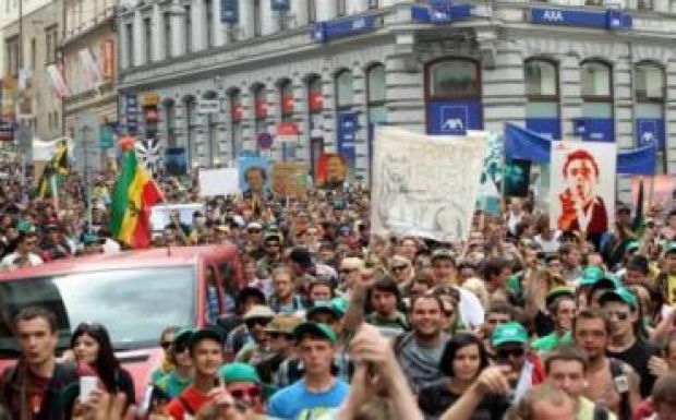 Több ezer ember tüntetett Prágában a marihuánafogyasztás legalizálásáért