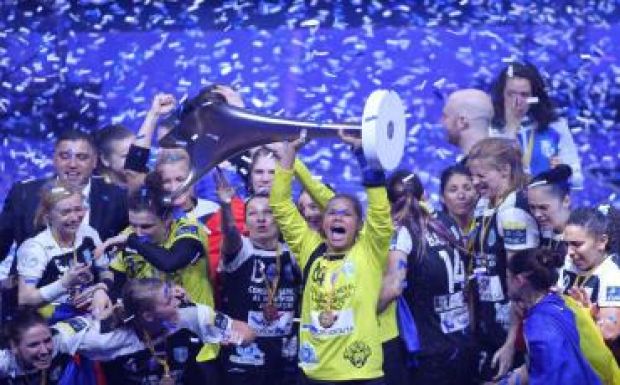 Nemzeti hősként köszöntötték a repülőtéren a BL-győztes CSM kézilabdázóit