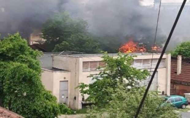 Kigyúlt egy raktár a kolozsvári vasútállomásnál