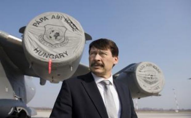 Lerobbant az a katonai repülőgép, amelyik Áder Jánost a csíksomlyói búcsúba szállította volna