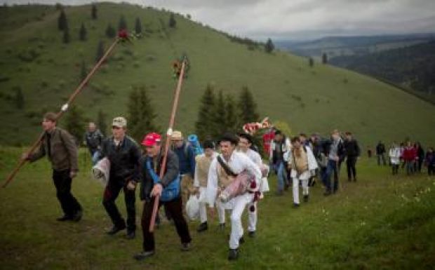 Megtelt zarándokokkal a csíksomlyói hegynyereg