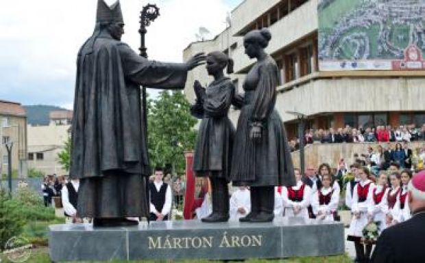 Áder János jelenlétében avatták fel Csíkszeredában Márton Áron szobrát