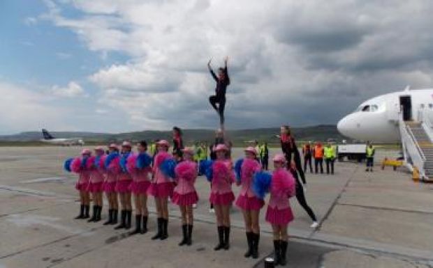 Ünnepelt a Wizz Air: mazsorettek várták Váradi Józsefet a kolozsvári reptéren