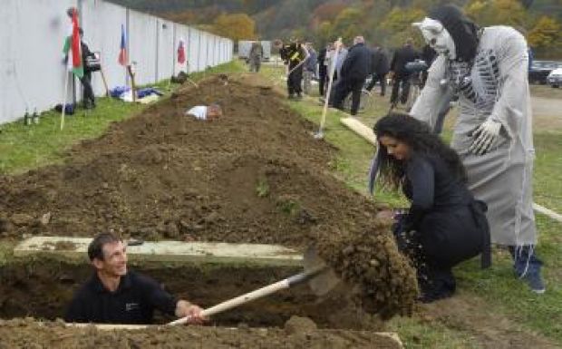 Sírásóversenyt hirdettek Debrecenben