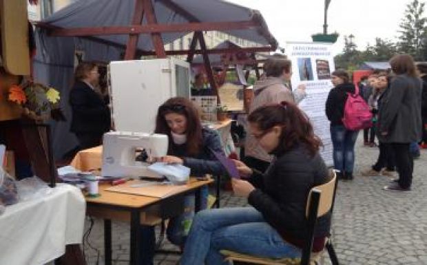 Iskolabörze: diákzsivajtól hangos Sepsiszentgyörgy főtere