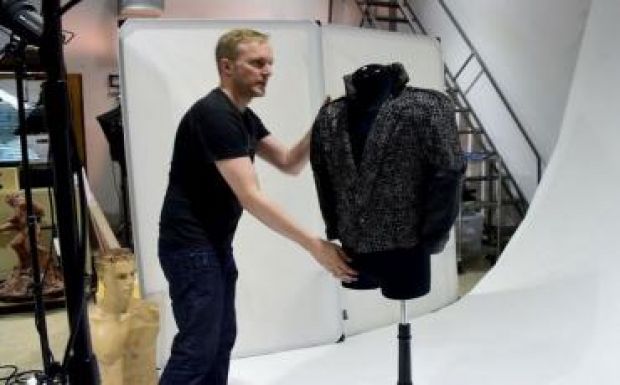 Prince ruhadarabjait árverezik el