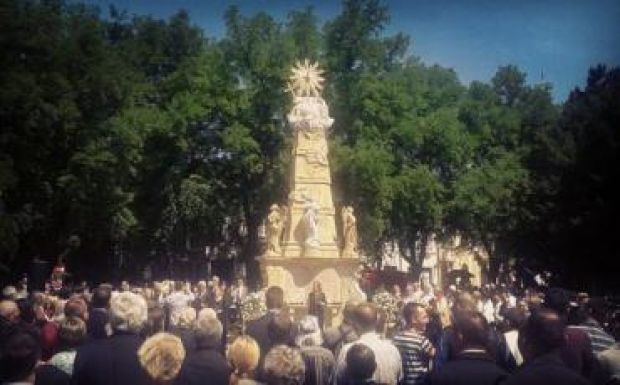 Újraszentelték a felújított szabadkai Szentháromság-szobrot